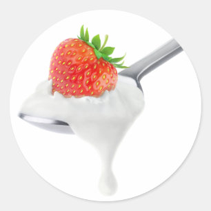 Spridning av jordgubbsyoghurt runt klistermärke