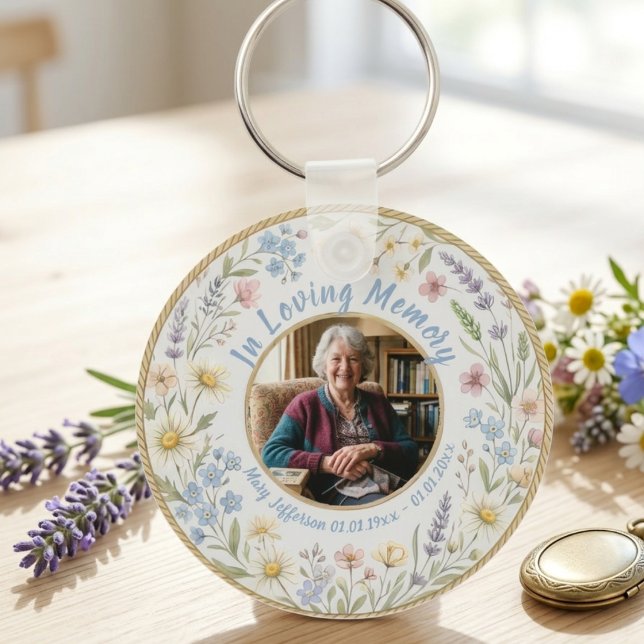 Spring Garden Minnesfirande Celebration of Life Fo Nyckelring (Soft lavender floral photo keychain for a grieving family at a spring celebration of life service.)