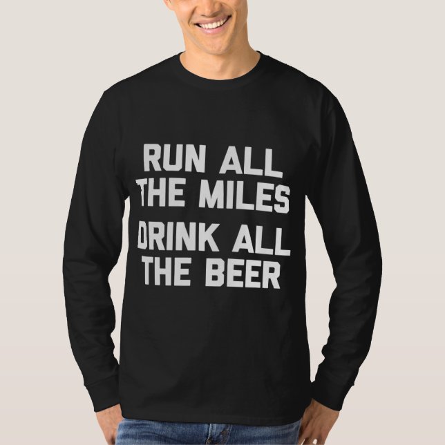 Springa hela Miles dricker allt öl roligt. T Shirt (Framsida)