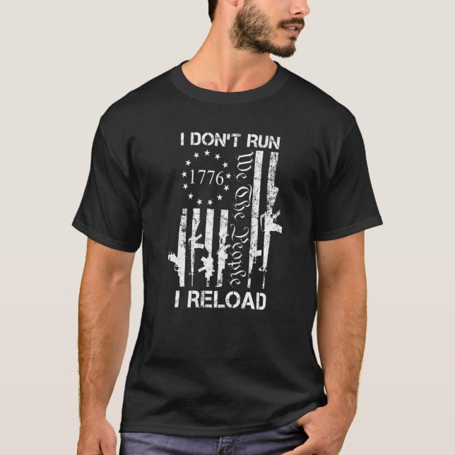 Springa I Reload Pro Gun Joke USA Guns Flagga T Shirt (Framsida)