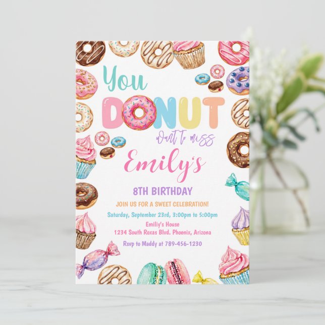 Sprinkled Donut Birthday Party for Girl Invitation Inbjudningar (Stående Fram)
