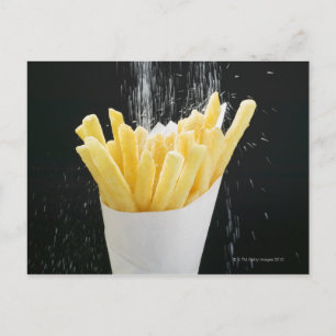 Sprinkling av salt på chip i papper kon vykort