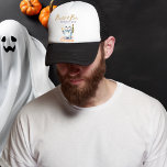 Sprit & Boos Innan jag gör Ghost Groom Truckerkeps<br><div class="desc">Sprit & Boos Innan jag gör Ghost Groom Truckerkeps kommer in i Halloween-andan med vår Ghost Groom-Truckerkeps "Sprit & Boos before I Dos"! Med vår vita spökgroom som håller champagne flaska och ett flute glas, ger den här hatten en lekfull och pookisk beröring till vilken bröllop som helst, till vilken...</div>