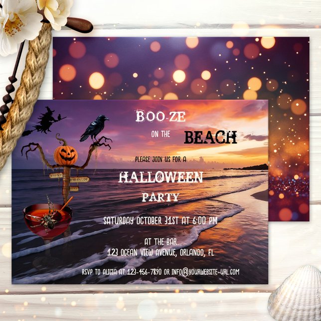 Sprit vid Beach Halloween Cocktail Party Inbjudningar (Halloween cocktail party invitation featuring a sunset on the beach with a cocktail, witch and raven)