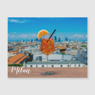 Spritz-cocktail på bord mot Milano
