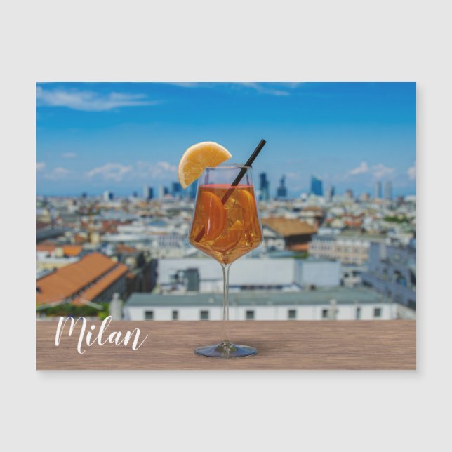 Spritz-cocktail på bord mot Milano (Framsida)