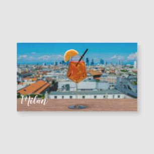 Spritz-cocktail på bord mot Milano