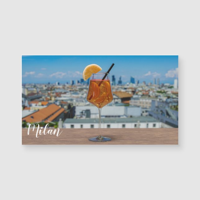 Spritz-cocktail på bord mot Milano (Framsida)