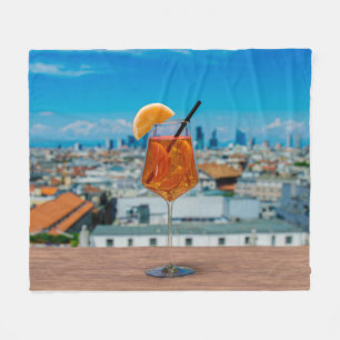 Spritz-cocktail på bord mot Milano Fleecefilt