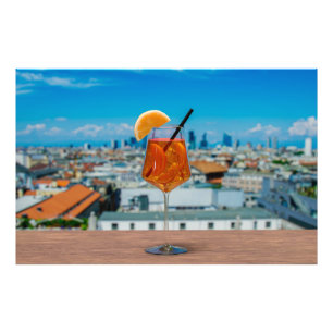 Spritz-cocktail på bord mot Milano Fototryck