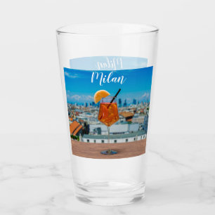 Spritz-cocktail på bord mot Milano Glaskopp