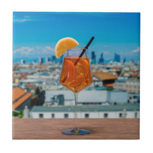 Spritz-cocktail på bord mot Milano Kakelplatta