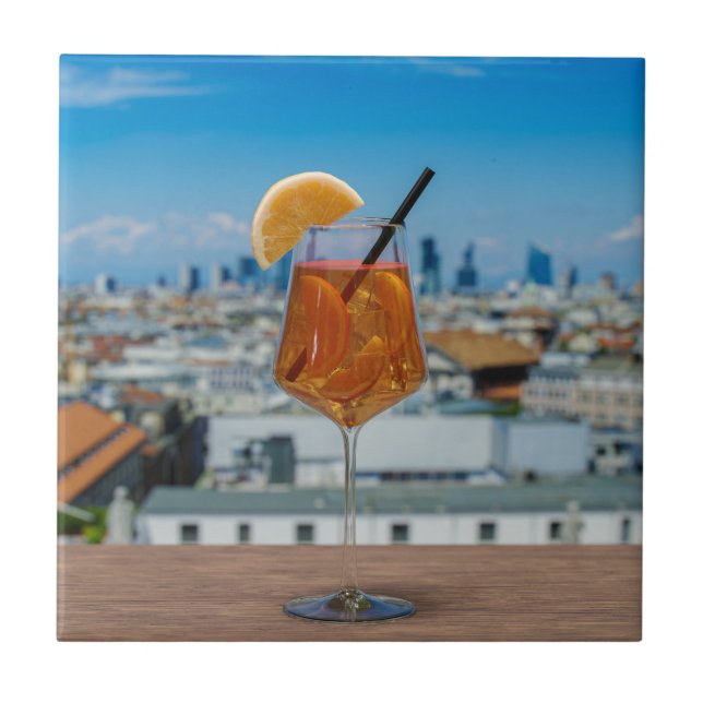 Spritz-cocktail på bord mot Milano Kakelplatta (Framsidan)
