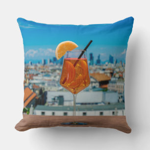 Spritz-cocktail på bord mot Milano Kudde
