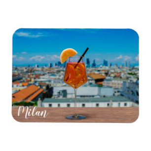 Spritz-cocktail på bord mot Milano Magnet