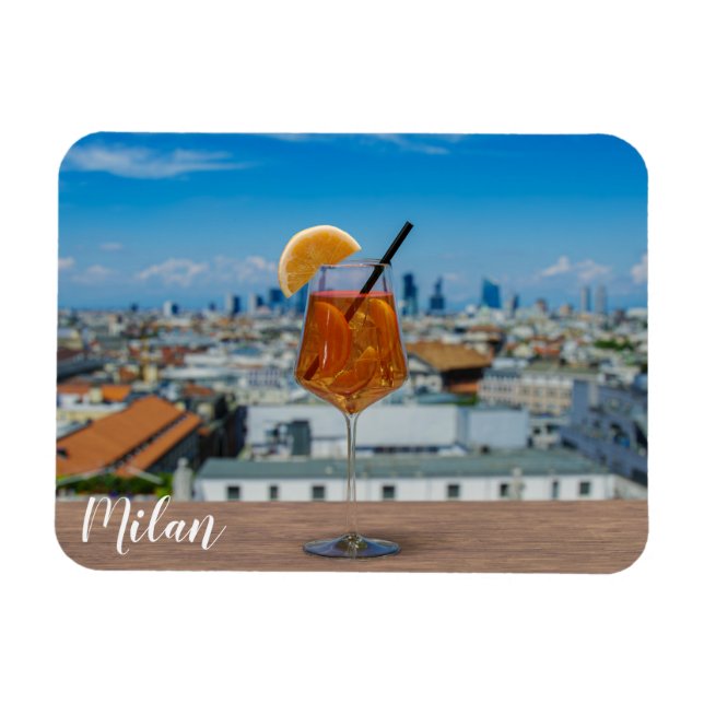 Spritz-cocktail på bord mot Milano Magnet (Horisontell)