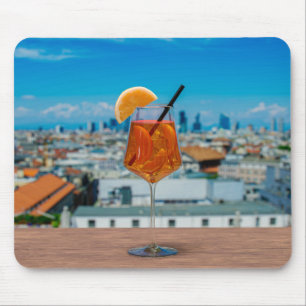 Spritz-cocktail på bord mot Milano Musmatta