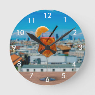 Spritz-cocktail på bord mot Milano Rund Klocka