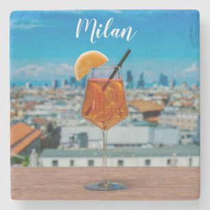 Spritz-cocktail på bord mot Milano Stenunderlägg