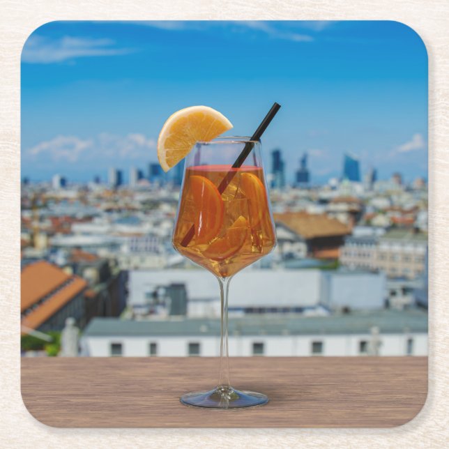 Spritz-cocktail på bord mot Milano Underlägg Papper Kvadrat (Framsidan)