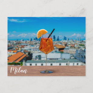 Spritz-cocktail på bord mot Milano Vykort
