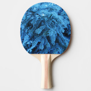 Spruce grenar täckt med snö och frostkristaller pingisracket