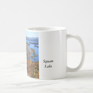 Squam klippor för sjöskallerorm i höst kaffemugg