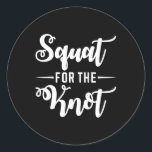 Squat for Knot Bröllop Fitness Bride Groom Wor Runt Klistermärke<br><div class="desc">Squat for Knot Bröllop Fitness Bride Groom Workout Kärlek</div>