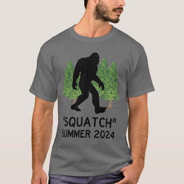 Squatch, Sasquatch, Bigfoot Walking in Forest T Shirt (Framsida)