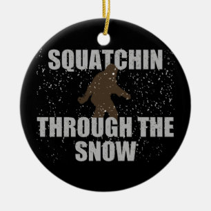 Squatchin till och med den snöSasquatch prydnaden Julgransprydnad Keramik