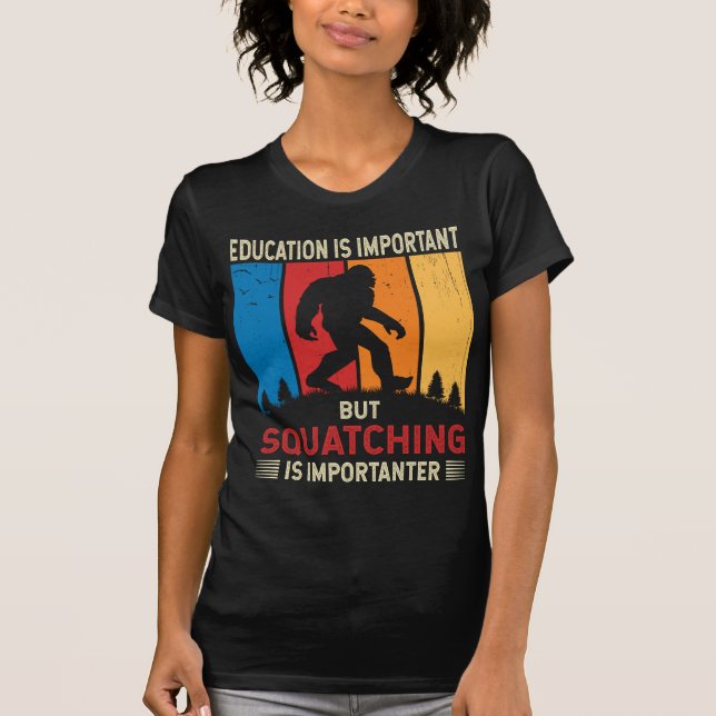 Squatching är Viktigare Rolig Sasquatch Bigfoot  T Shirt (Framsida)