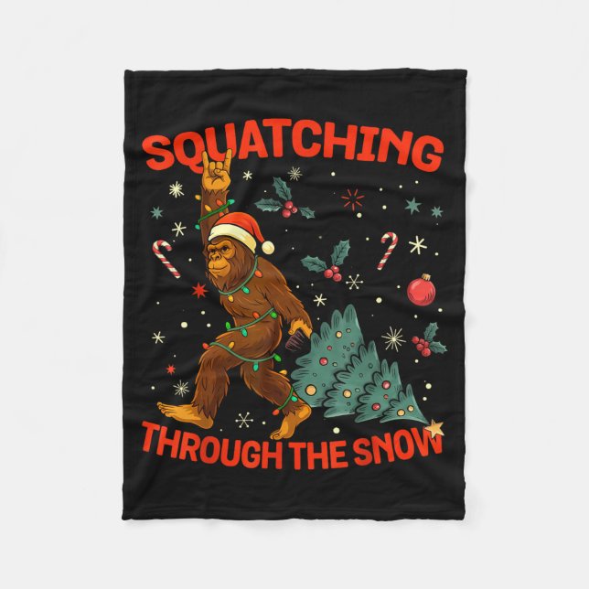 Squatching Through The Snow Funny Bigfoot Rock On  Fleecefilt (Framsidan)