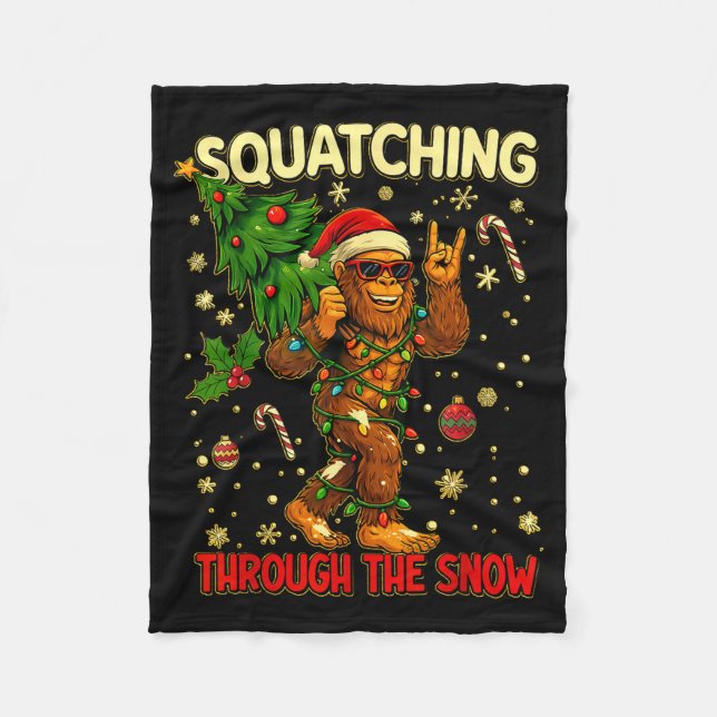 Squatching Through The Snow Funny Bigfoot Xmas Lig Fleecefilt (Framsidan)