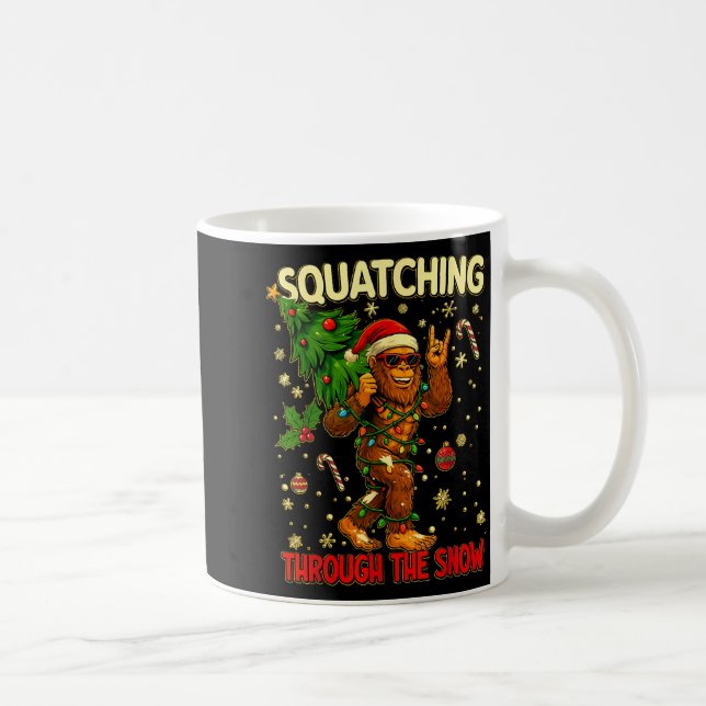 Squatching Through The Snow Funny Bigfoot Xmas Lig Kaffemugg (Höger)