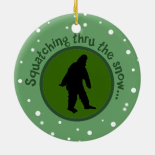 Squatching till och med prydnaden för snöSasquat Julgransprydnad Keramik