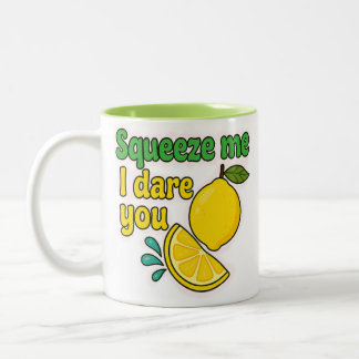 Squeeze Me, I Dare You™ Funny Lemon Mug – Two-Tone Två-Tonad Mugg