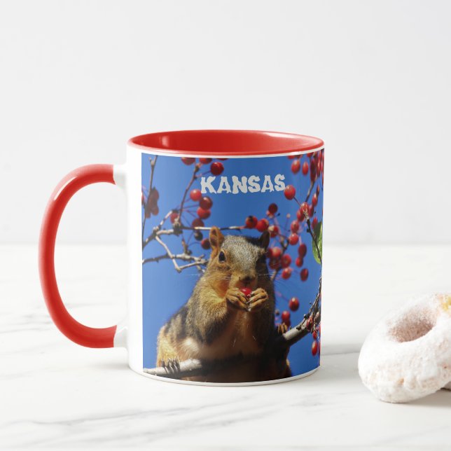 Squirrel äter Red Berries Mugg (Med munk)