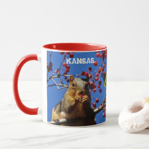 Squirrel äter Red Berries Mugg