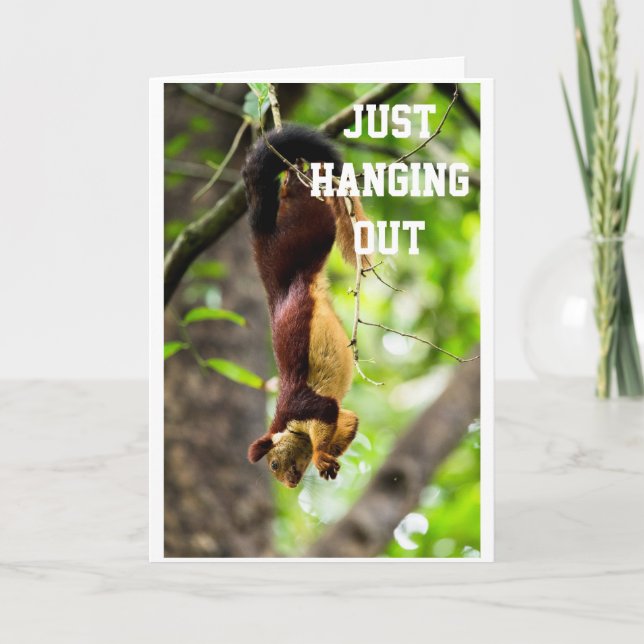 SQUIRREL HÄNDER FÖR ATT SÄGA LYCKLIG "BIRTHDAY" KORT (Framsida)