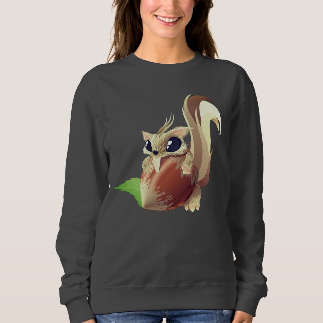 Squirrel Holding Hazelnut T Shirt (Framsida)