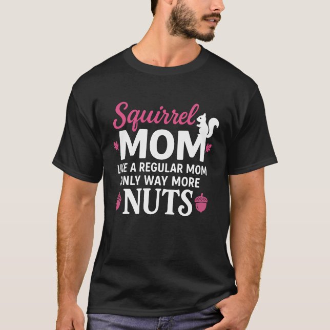 Squirrel Mom – Funny Like a Regular Mom Animal T Shirt (Framsida)