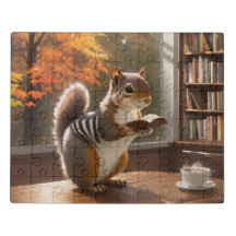 Squirrel Reading Bok with Steaming Kopp of Coffee
