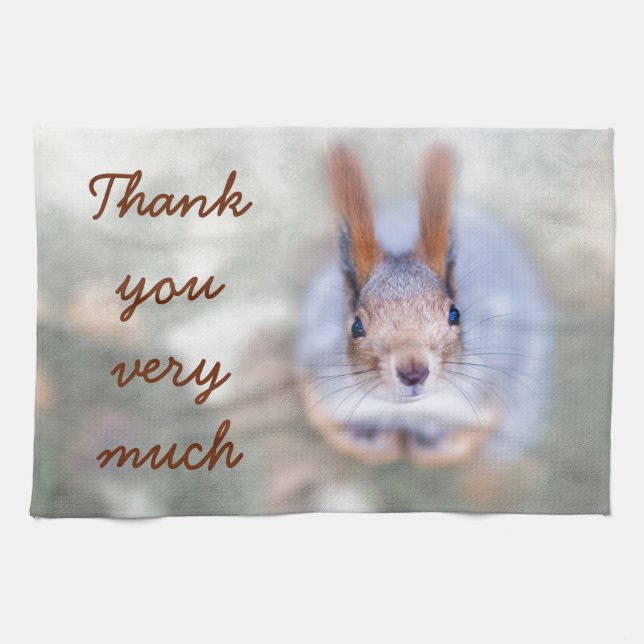 Squirrel tittar på dig från grund uppåt kökshandduk (Horisontell)