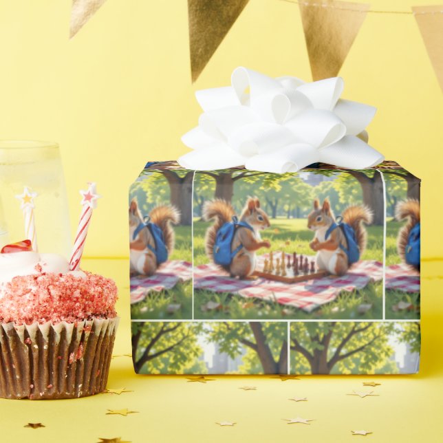 Squirrels Playing Chess In a City Park Presentpapper (Födelsedagsfest)