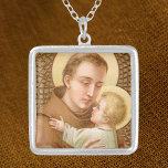 St. Anthony of Padua & the Jesus Child (JM 05) Silverpläterat Halsband<br><div class="desc">St. Anthony of Padua (1195-1231) är ett av kyrkans mest populära helgon. För det första introducerades ett konstnärligt motiv på 1700-talet. St. Anthony som innehar Kristus Child har översatts till alla konstmedier över hela världen, särskilt där franciska missionärer har spridit sig till Ord. I denna utmärkta bild når Kristus Child...</div>