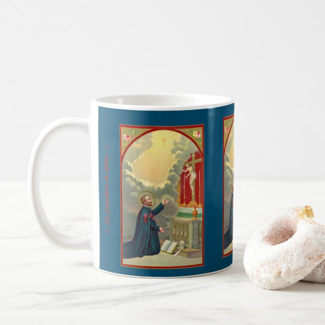 St. Camillus Praying före en Crucifix (M 020) Kaffemugg (Med munk)