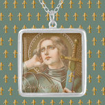St. Joan of Arc (JM 28) Silverpläterat Halsband<br><div class="desc">St Joan of Arc, "Orleans Maid", är skyddshelgon för kvinnor som i militären. I denna beskrivning betonas hennes militära karriär. St. Joan är klädd i 1500-talets tallriksbepansar i contemporary och axlar ett svärd i en skabbard som prydts med loppur di lis. Fleur di lis, en stiliserad lilja, är en rik...</div>