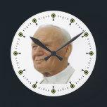 St John Paul II Rund Klocka<br><div class="desc">Detta tar tid på dekoreras med porträtt av Pope John Paul Ii. Ta tid påansiktet är svartvitt. En underbar gåvaidé.</div>