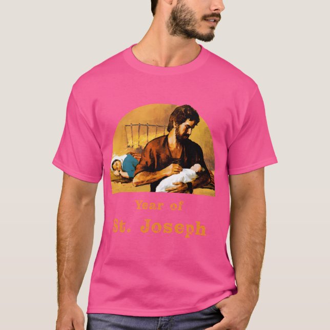 St. Joseph Holds Baby Jesus medan Mary SLEeps. Yea T Shirt (Framsida)
