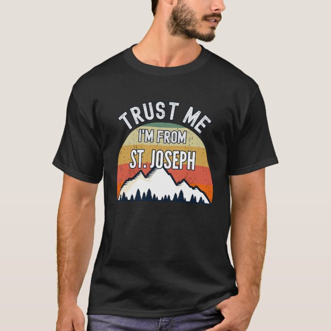 St Joseph Trust Me jag är från St Joseph T Shirt (Framsida)